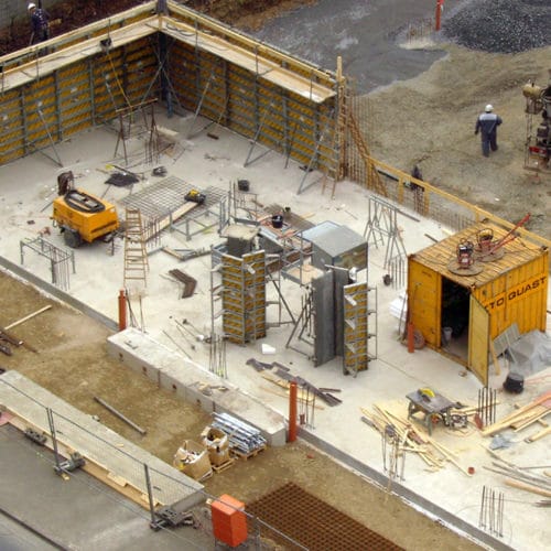 Baustelle am Siegbogen mit Betonmischer, Baugeräten und Arbeiter für das 10-jährige Jubiläum der Herz-Apotheke.