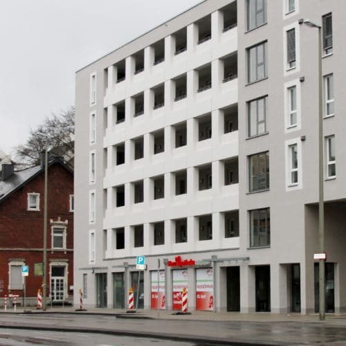 Moderne und historische Gebäude an der Herz-Apotheke am Siegbogen zum 10-jährigen Jubiläum.
